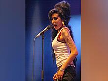 Отец британской певицы обвинил её подруг в намеренном сокрытии продажи более 150 предметов