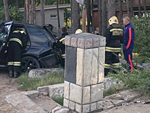 В Воронеже у парка «Олимпик» BMW на скорости врезался в забор: пострадала женщина