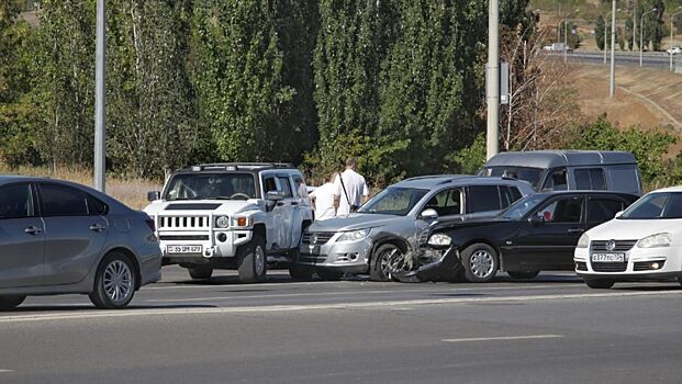 Около "Волгоград Сити" в аварии столкнулись 5 машин