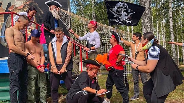 Что из себя представляют "пионерские" лагеря для взрослых