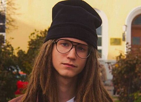 Выросший копией отца 20-летний сын Децла снялся в кружевных трусах