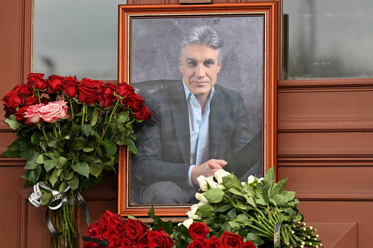 Путин отправил венок на прощание телеведущему Пиманову