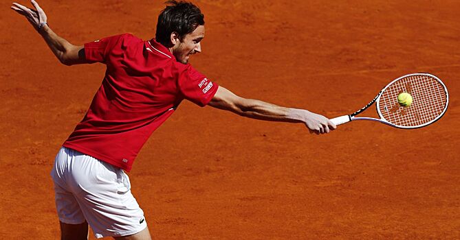 Медведев впервые выиграл матч на Roland Garros