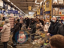 Многометровые очереди выстроились в гипермаркетах Нижнего Новгорода перед Новым годом