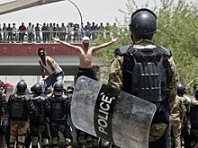 Протестующие в Басре напали на 12 пожарных машин
