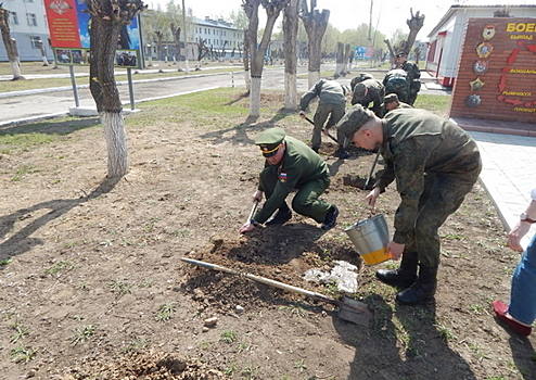 Военнослужащие ЦВО и юнармейцы Алтайского края приняли участие в акции «Сирень Победы»