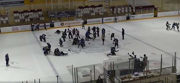 Болельщик снял массовую драку детей на хоккейном турнире в Молодечно