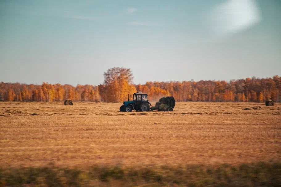 Поддержка аграриев: Новосибирская область готовится к сезонным полевым работам