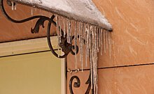 Татарстанцам рекомендовали "держаться подальше от домов с нависающими сосульками и снегом"