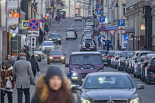 В Москве и Петербурге изменились правила парковки во дворах