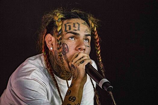 Рэпера 6ix9ine заперли в комнате после избиения ради безопасности