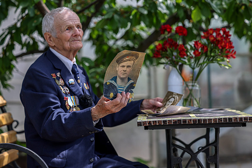 Ветеран Великой Отечественной войны Василий Гербуленко во время акции "Парад для одного ветерана", май 2025 года