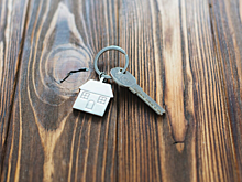 Бабушка забрала у бойца СВО единственное жильё, пока он служил. Как она провернула сделку