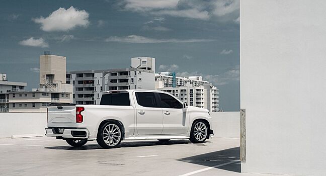 Тюнеры предлагают заниженный Chevrolet Silverado с крутым обвесом