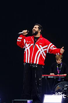 Поцелуй Элджея, IOWA в 50-килограммовом платье, розовый корт Super и семья Кукояк в образе кентавра: как прошёл первый день VK Fest