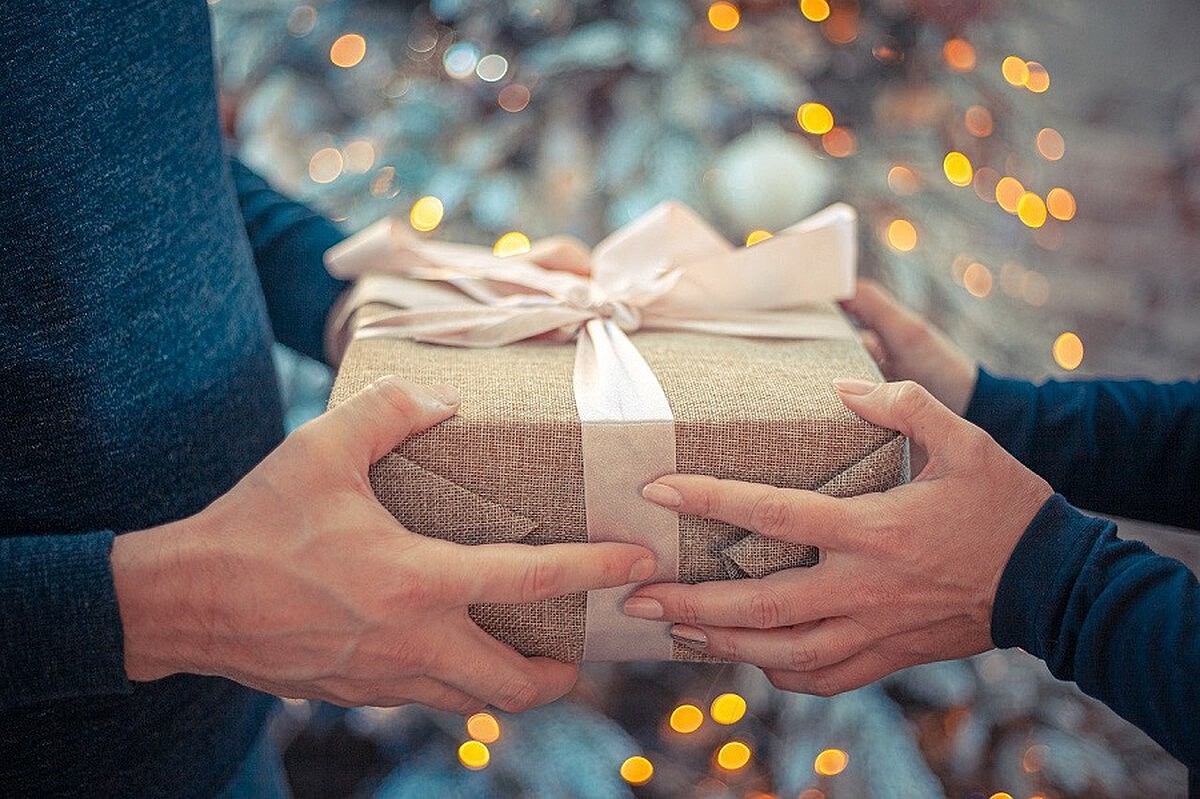 Психолог назвала лучшие варианты подарков мужчине на Новый год