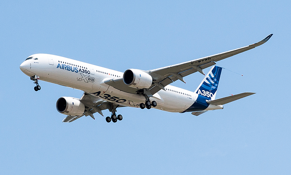 Airbus A350 XWB. Первый полет — 14 июня 2013 года. Первый самолет Airbus, чьи фюзеляж и крыло по большей части состоят из углепластика