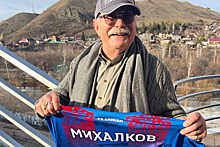 В Красноярске Никите Михалкову подарили одежду с намеком на спектакль