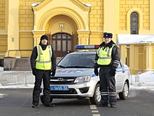 Нижегородские инспекторы ДПС помогли замерзающей девушке