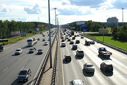 На российских автомагистралях предложили сузить левую полосу