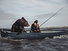 Россиянка с медведем на рыбалке удивила иностранцев