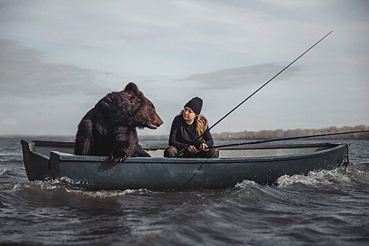 Россиянка с медведем на рыбалке удивила иностранцев
