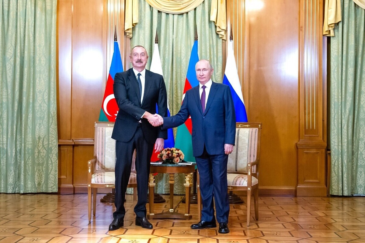 Путин и Алиев обнялись на неформальной встрече