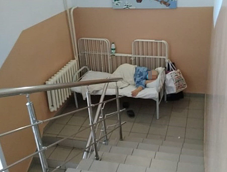 Сибирские врачи начали размещать пациентов с COVID-19 на лестницах и в операционных
