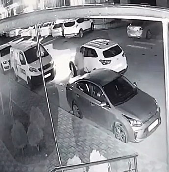 В Краснодаре во дворе многоэтажки неизвестный разбил иномарку