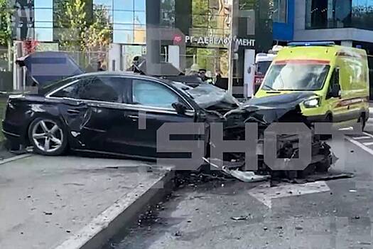 Разрубленную пополам в Москве Audi после наезда на человека и удара о столб сняли на видео