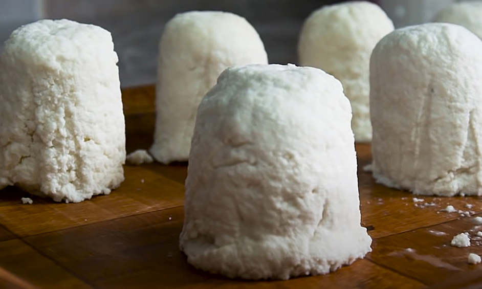 Цена сыра Pule может достигать 2800 долларов за килограмм. Он имеет мягкую рыхлую текстуру и слегка сладковатый и ореховый привкус. Pule делают из молока, полученного ручной дойкой балканских ослиц, которые живут в природном заповеднике Засавица.