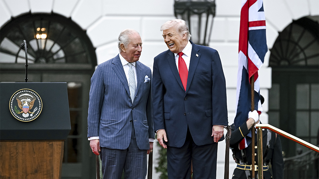 Захарова иронично высмеяла помятый костюм Карла III на встрече с Трампом