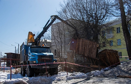 В костромском дворе после скандала с застройкой начали сносить сараи