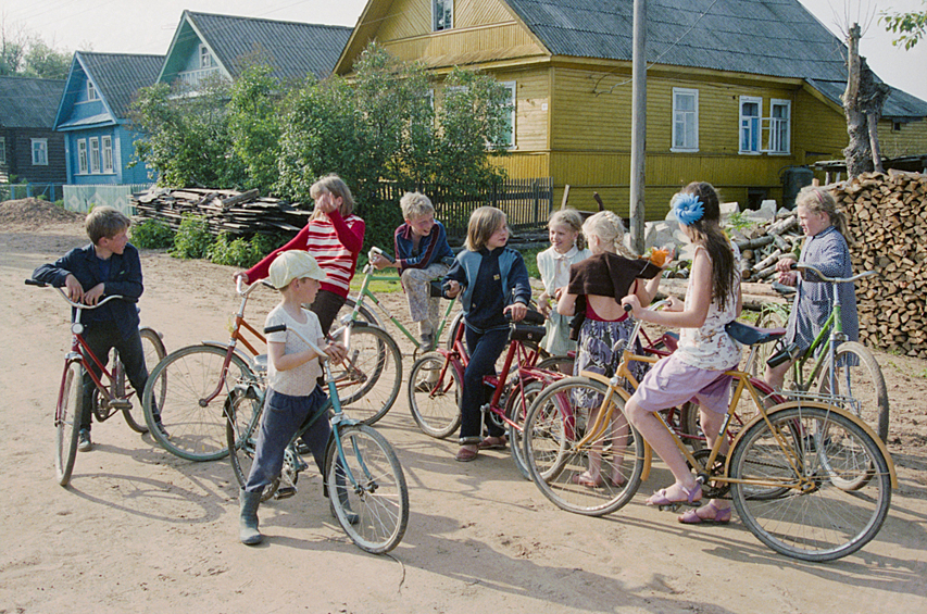 В отличие от педального автомобиля велосипед был практически у каждого советского ребенка. Промышленность производила модели для всех возрастов. Знакомство с велотранспортом начиналось с трехколесного велосипеда для малышей, затем пересаживались на «Олимпик», к которому для устойчивости сзади крепились небольшие колеса. Самыми крутыми среди детворы считались взрослые марки велосипедов, поэтому все стремились как можно быстрее научиться кататься на них