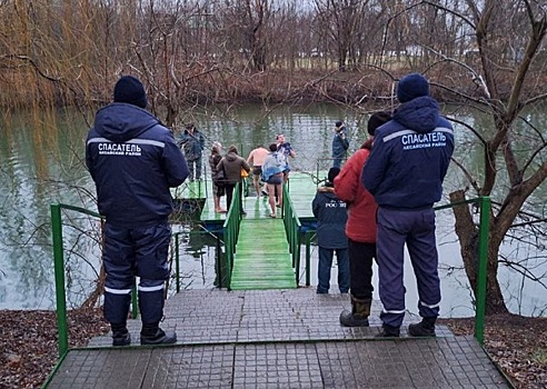 Около 600 человек приняли участие в крещенских купаниях в Аксайском районе