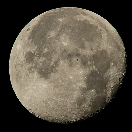 NASA опубликовало фото МКС на фоне полной Луны