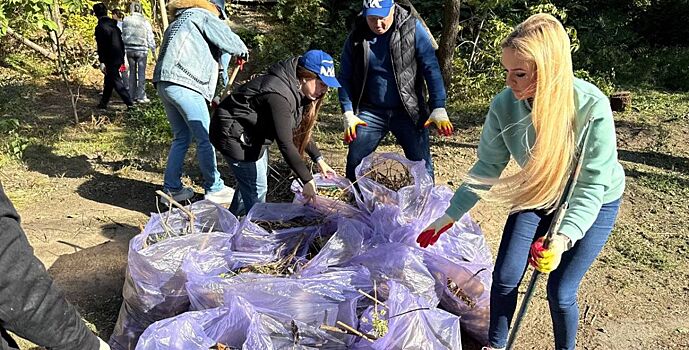 Активисты и сторонники Ленинского районного местного отделения партии «Единая Россия» провели субботник