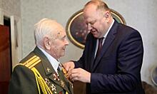 Уральский полпред вручил первые юбилейные медали участникам Великой Отечественной войны и труженикам тыла