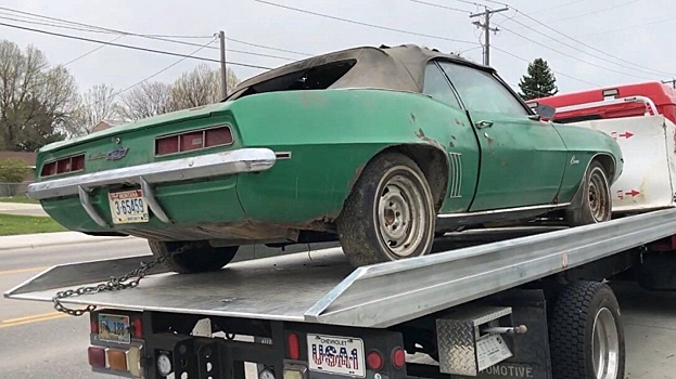 В старом гараже нашли Chevrolet Camaro, простоявший там 35 лет