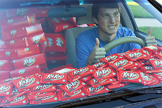Kit Kat завалил студента шоколадками после кражи батончика из его машины