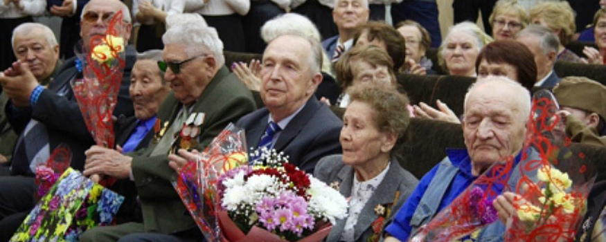 Дмитрий Бердников поздравил ветеранов Правобережного округа