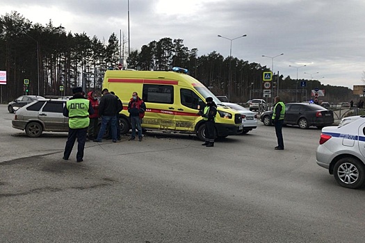 В Екатеринбурге машина скорой помощи наехала на «ВАЗ-2114»
