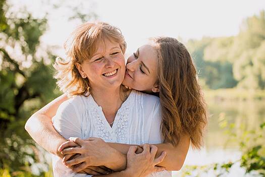 Что подарить маме на 8 Марта в 2024 году? Идеи недорогих подарков, которые порадуют любую женщину