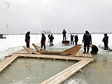 На Ижевском пруду прорубили купель для крещенских купаний