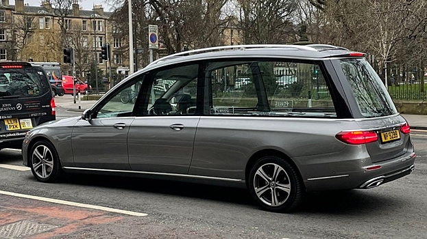 Этот катафалк Mercedes-Benz выглядит как автомобиль из мультфильма от Pixar