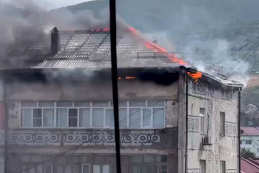 В Дербенте горит крыша многоквартирного дома, идет эвакуация жителей
