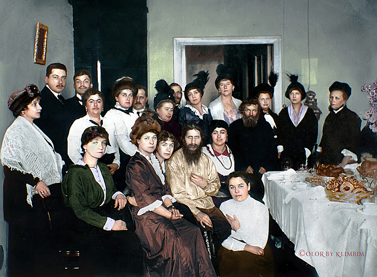 Фотография Григория Распутина с поклонниками в цвете, 1914 год