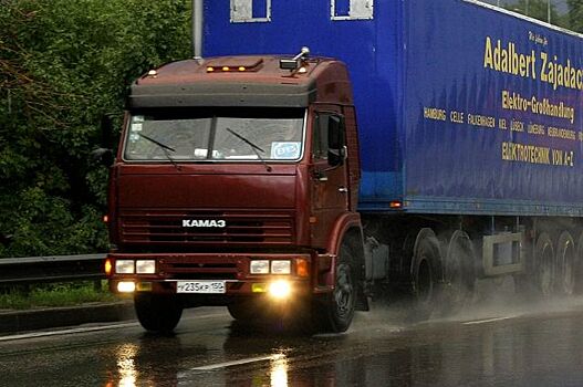 В Краснодаре под колесами КамАЗа погиб мужчина