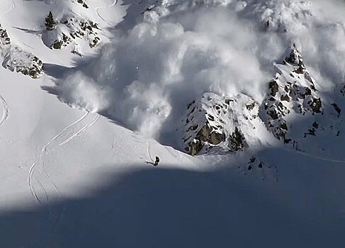 С лавиной наперегонки — видео опасного развлечения сноубордиста