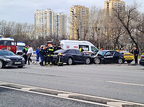 Четыре автомобиля столкнулись на Кутузовском проспекте в Москве